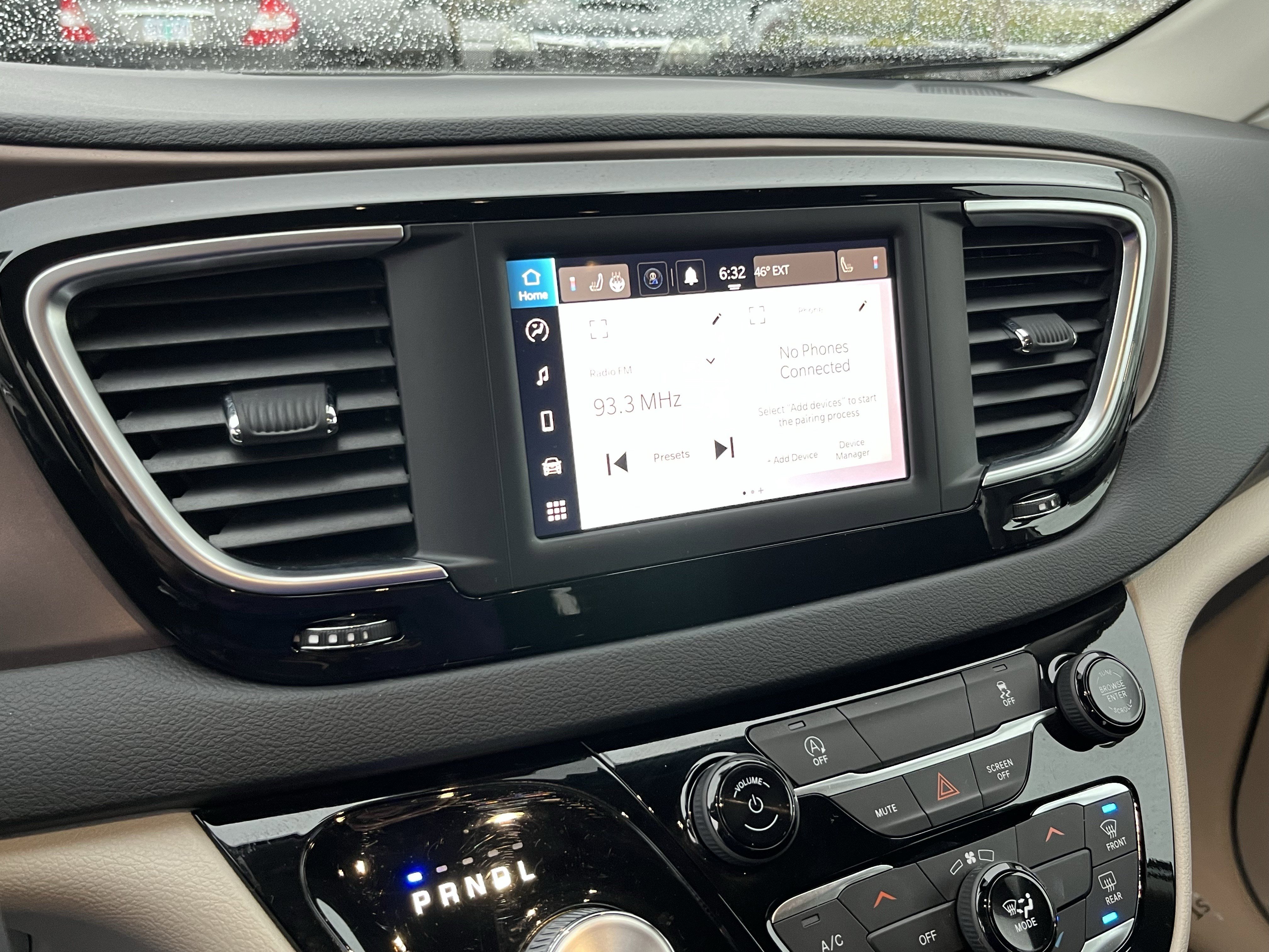 Used 2023 Chrysler Voyager LX image 20