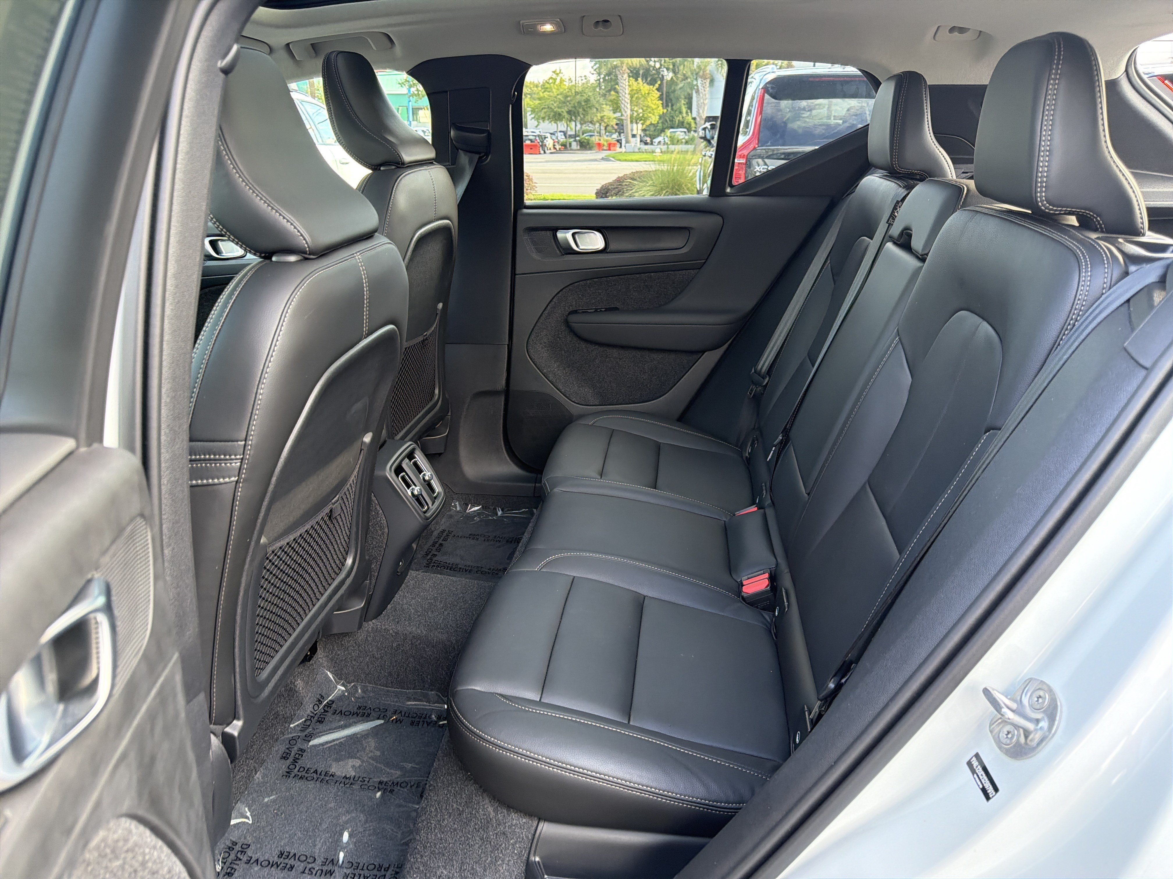 Certified 2025 Volvo XC40 B5 Plus AWD/4WD image 33
