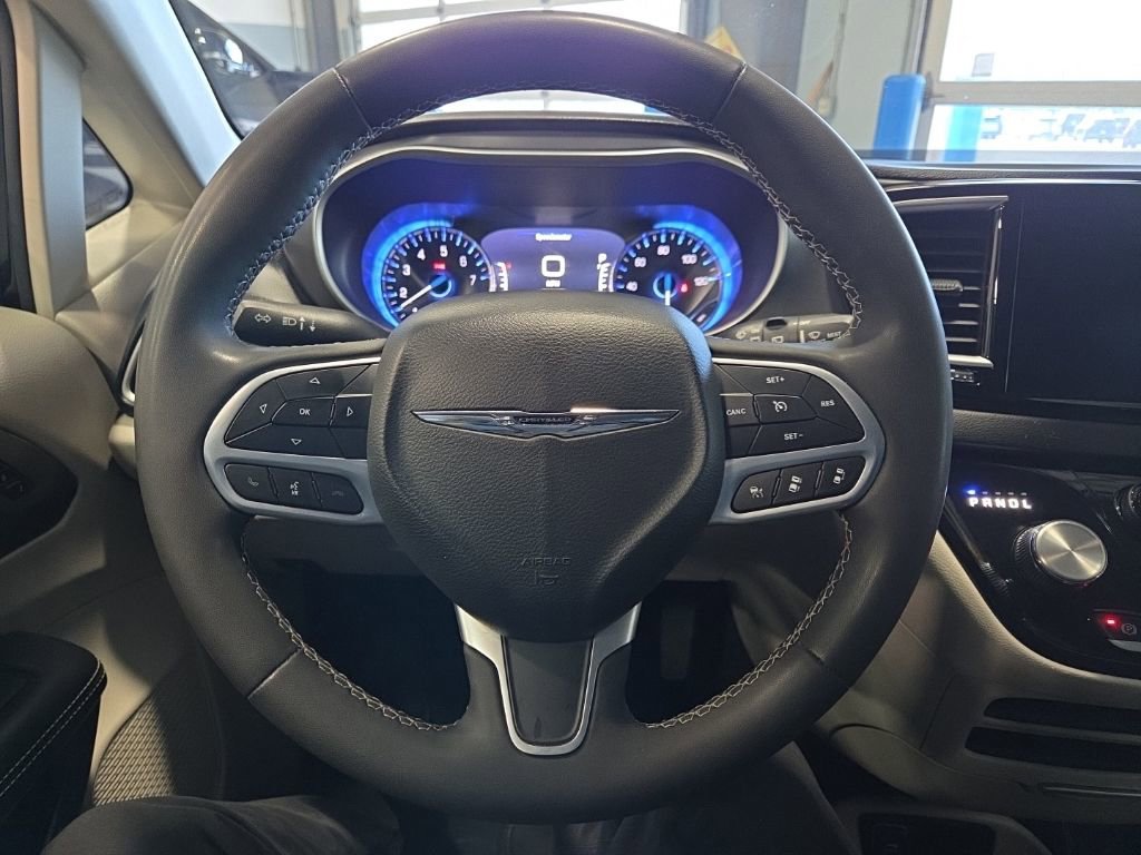 Used 2023 Chrysler Pacifica Touring-L image 24