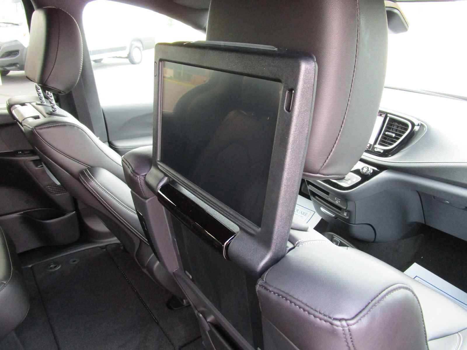 New 2026 Chrysler Pacifica Select FWD image 16