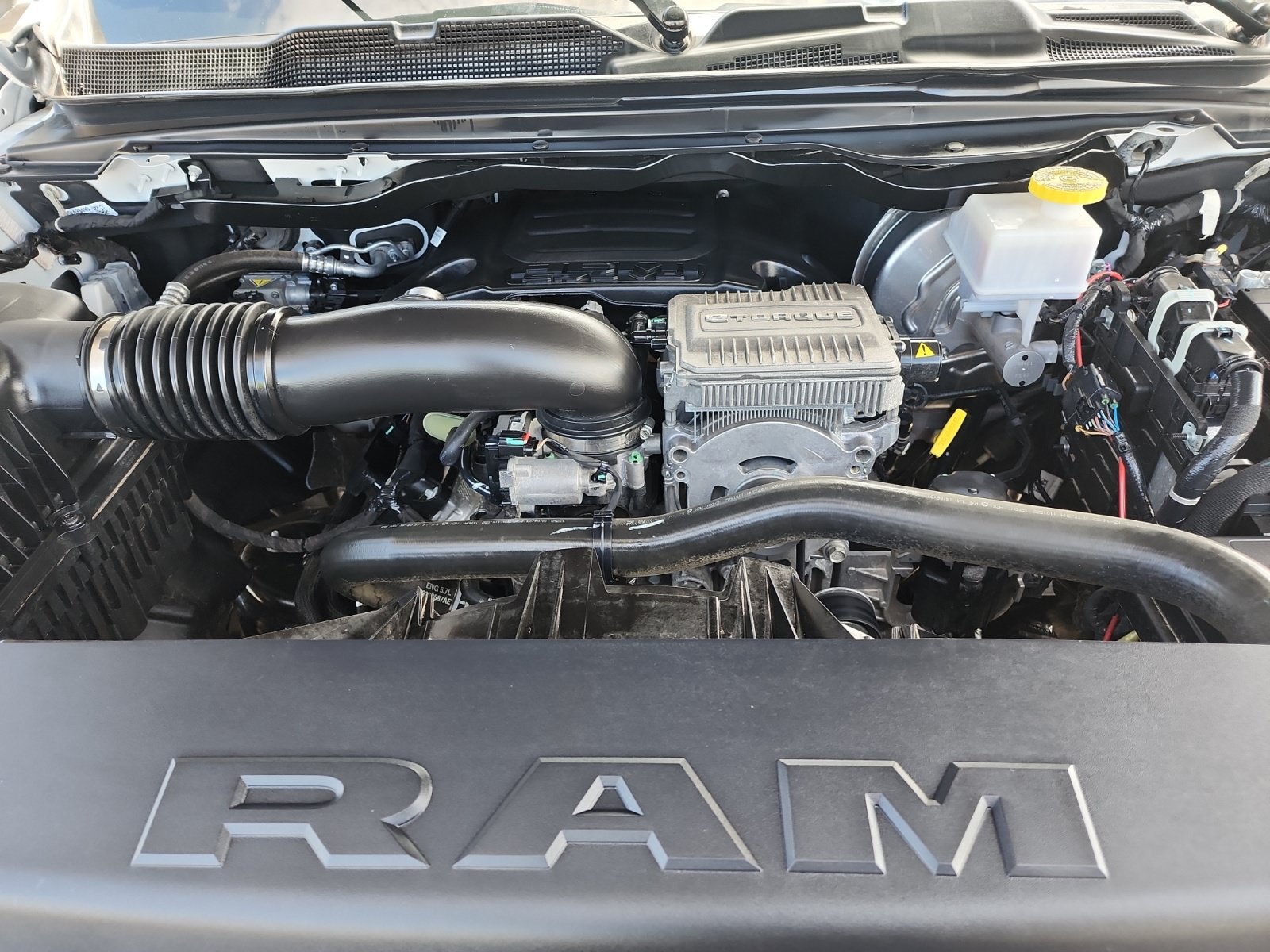 Used 2024 RAM 1500 Laramie AWD/4WD image 9
