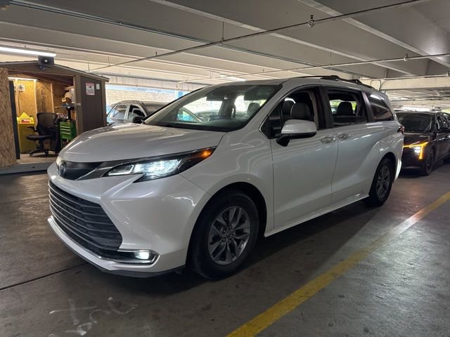 Used 2022 Toyota Sienna XLE w/ XLE Plus Package FWD image 2