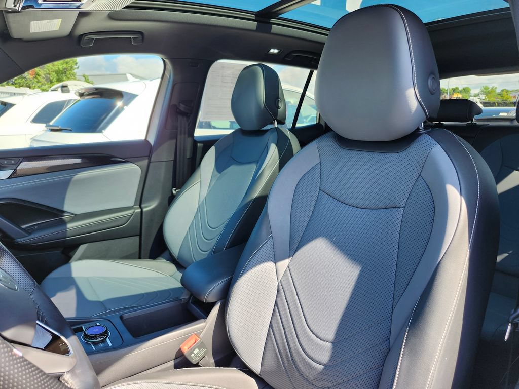Used 2025 Volkswagen Tiguan SE R-Line AWD/4WD image 8