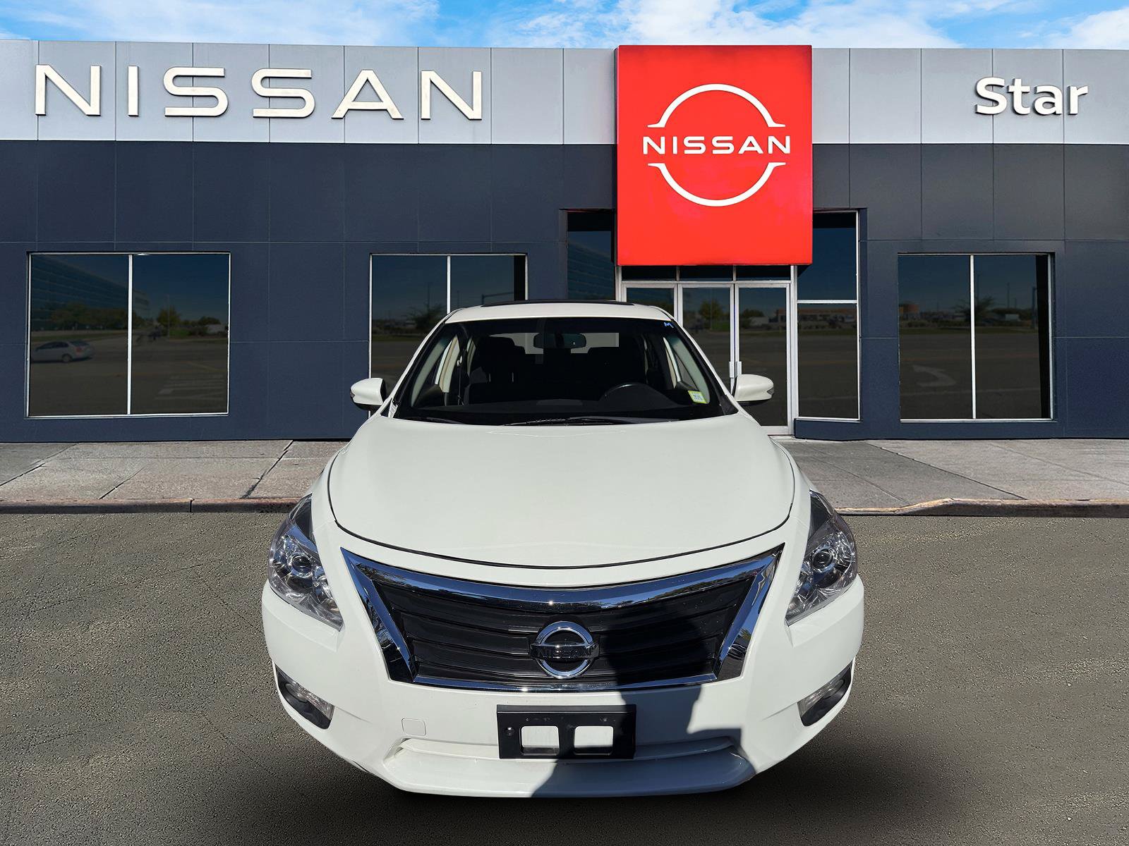 Used 2013 Nissan Altima 3.5 SV w/ Navigation Pkg FWD image 2