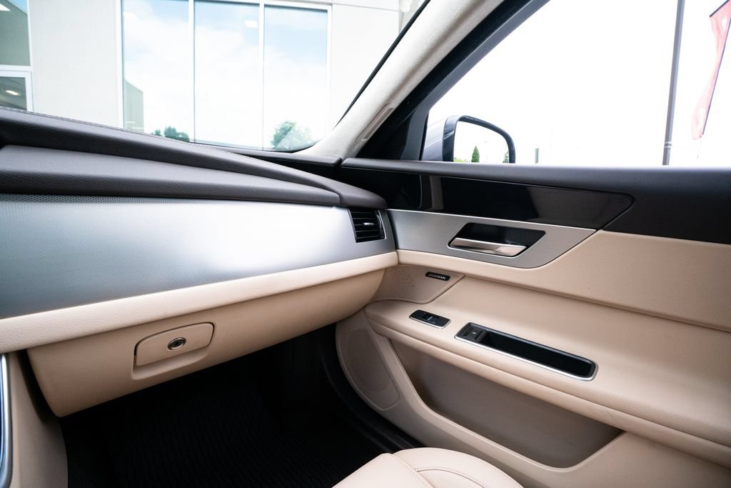 Used 2020 Jaguar XF Premium RWD image 40
