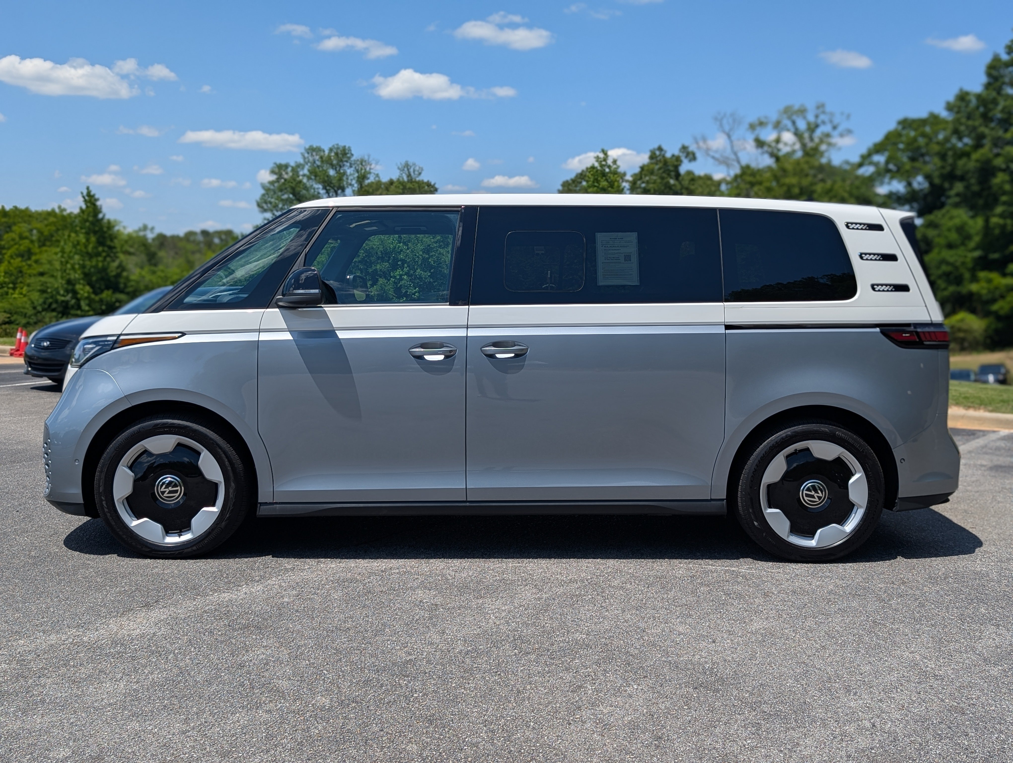 Used 2025 Volkswagen ID. Buzz Pro S Plus RWD image 6