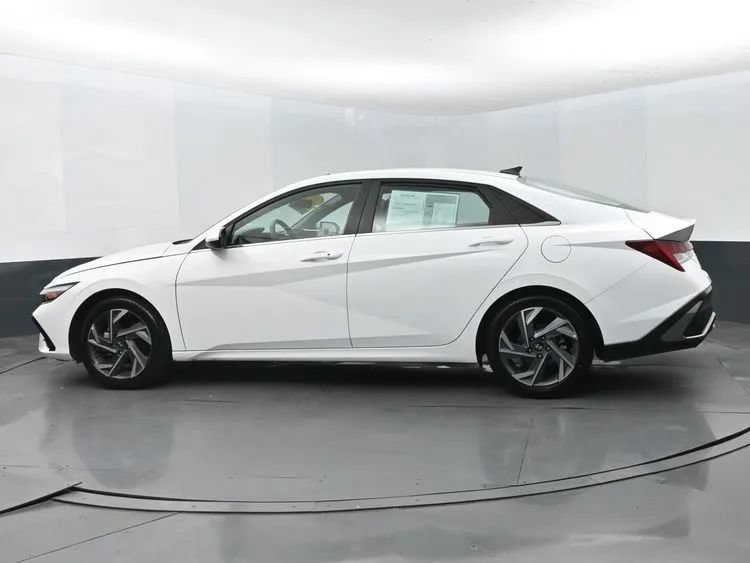 Used 2025 Hyundai Elantra SEL FWD image 8