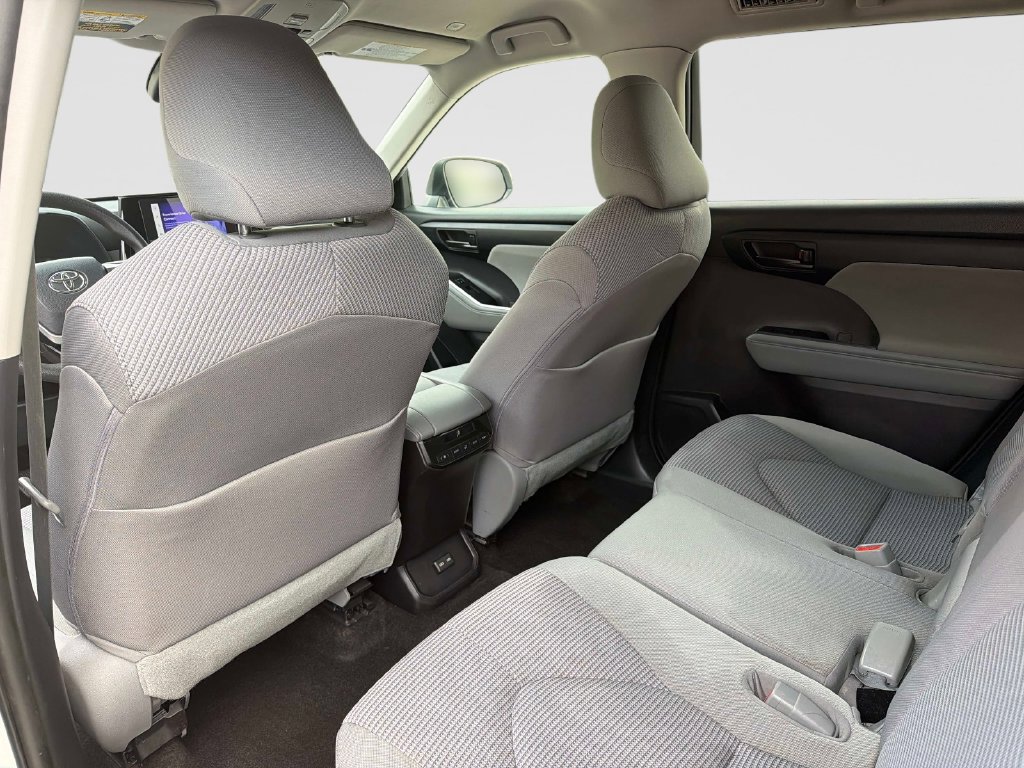 Used 2023 Toyota Highlander L FWD image 16