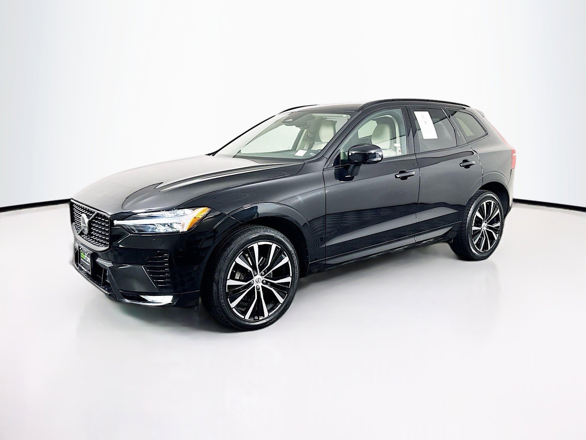 Used 2023 Volvo XC60 B5 Plus w/ Climate Package image 3