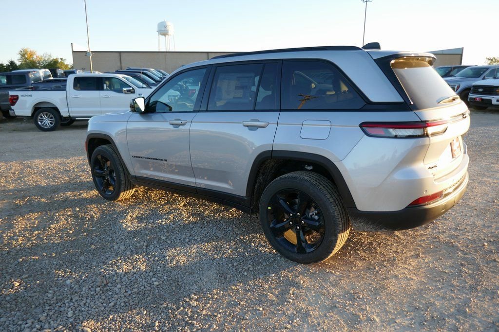 New 2025 Jeep Grand Cherokee Altitude AWD/4WD image 6