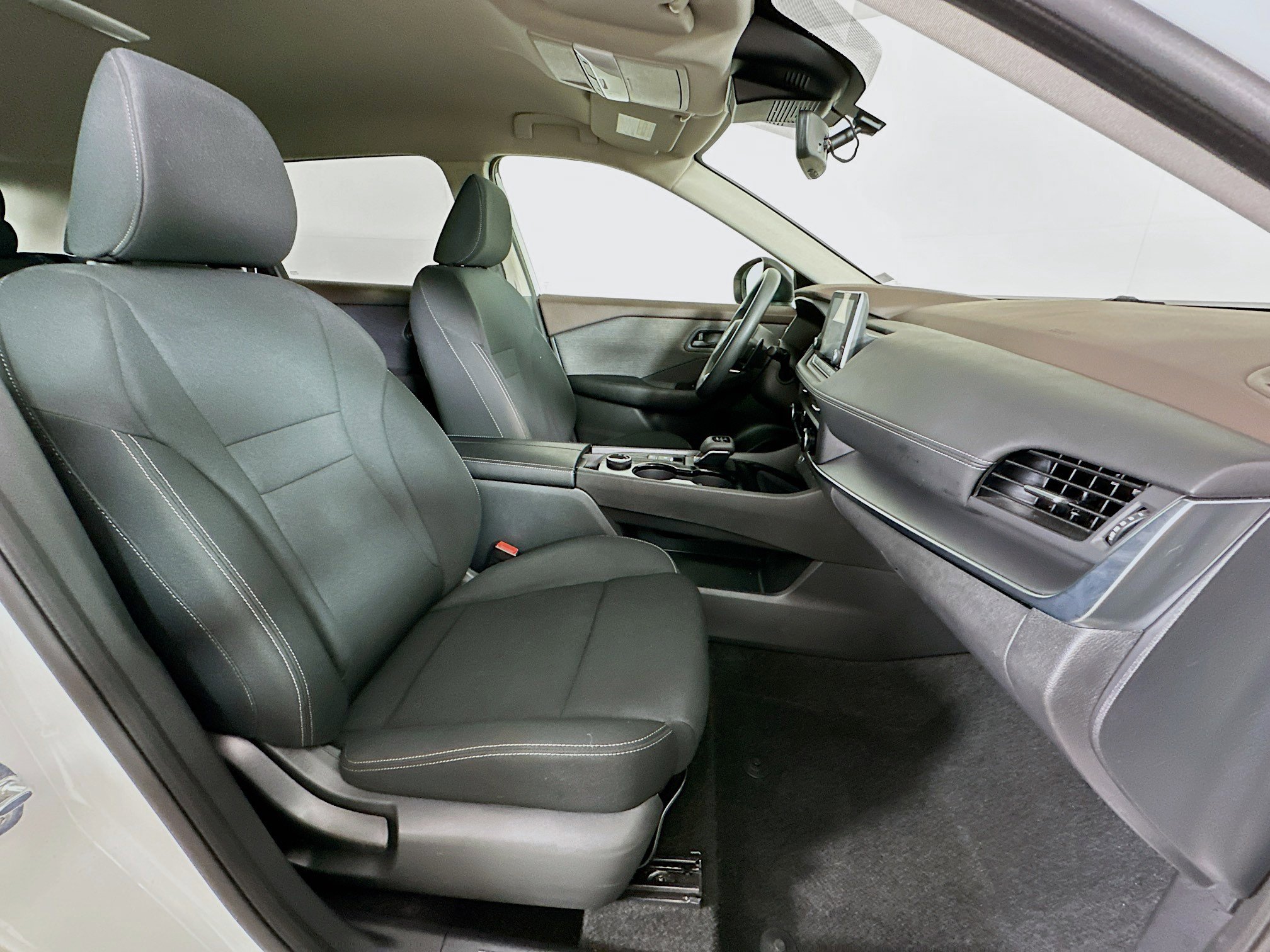 Used 2023 Nissan Rogue S AWD/4WD image 29