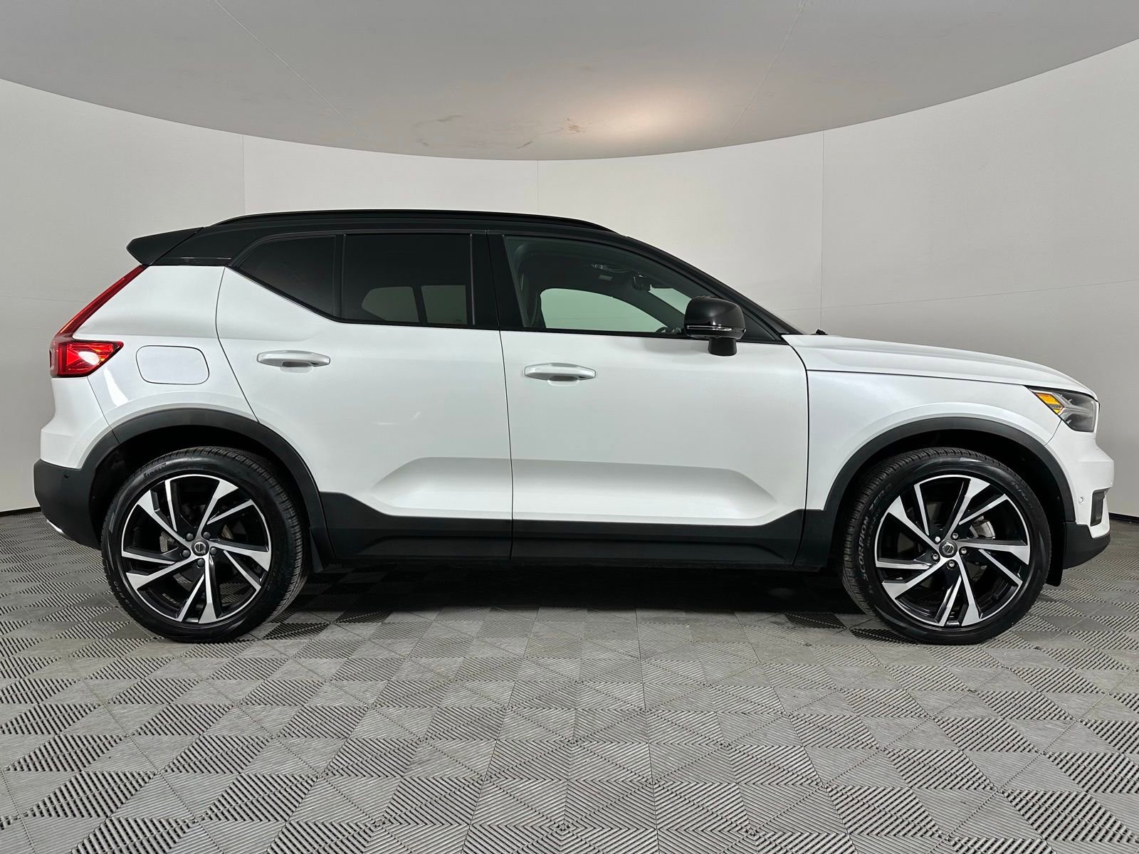 Used 2019 Volvo XC40 T5 R-Design image 34