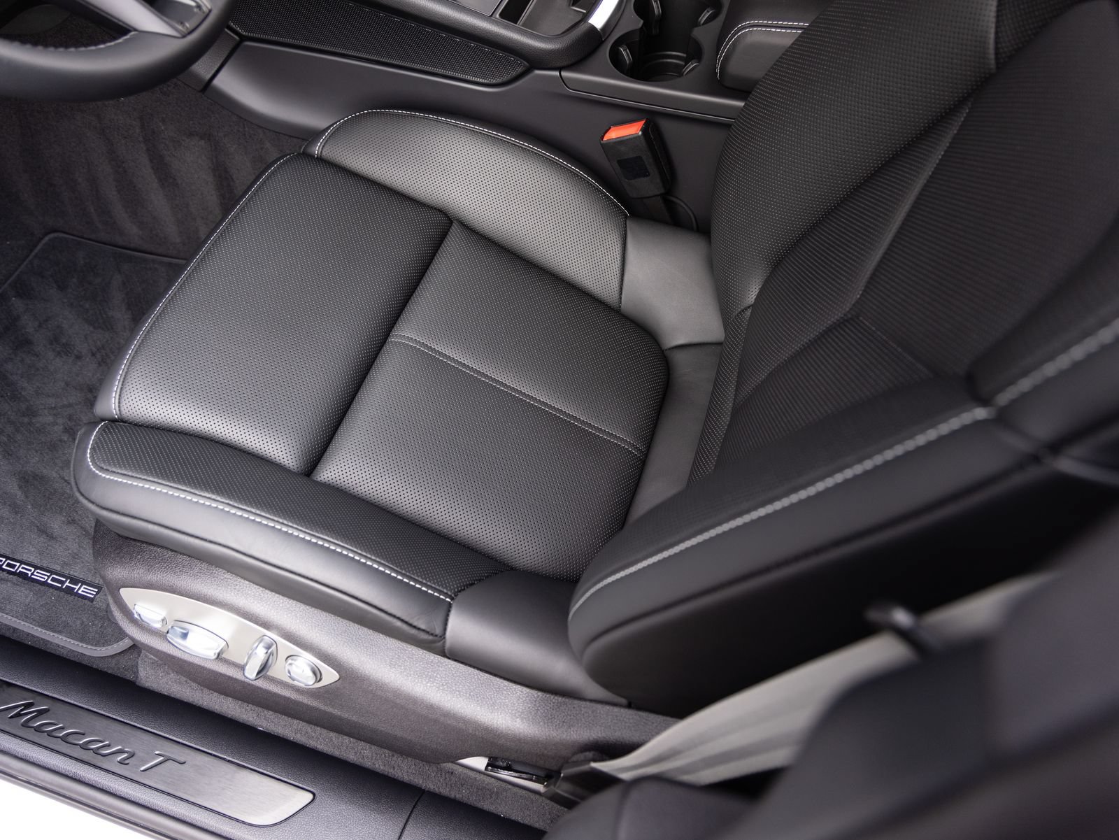 New 2026 Porsche Macan Turbo AWD/4WD image 23
