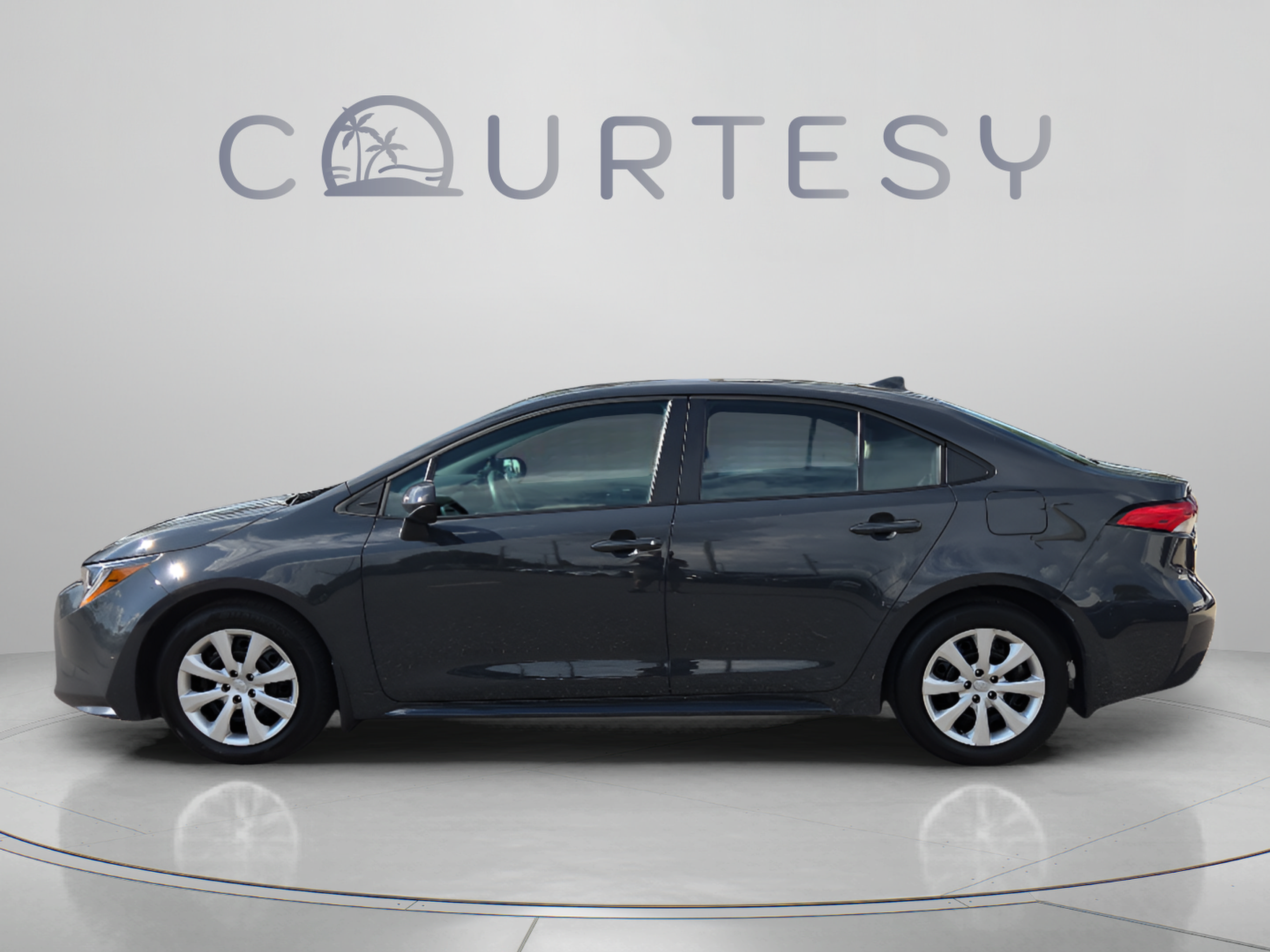 Used 2025 Toyota Corolla LE FWD image 2