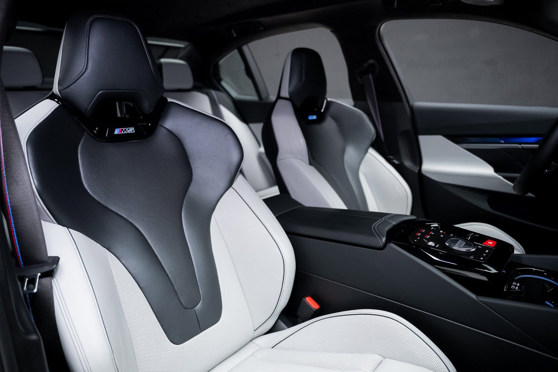 Used 2025 BMW M5 w/ Carbon Package image 66