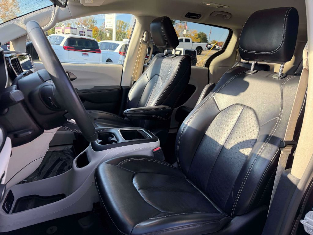 Used 2023 Chrysler Pacifica Touring-L FWD image 14