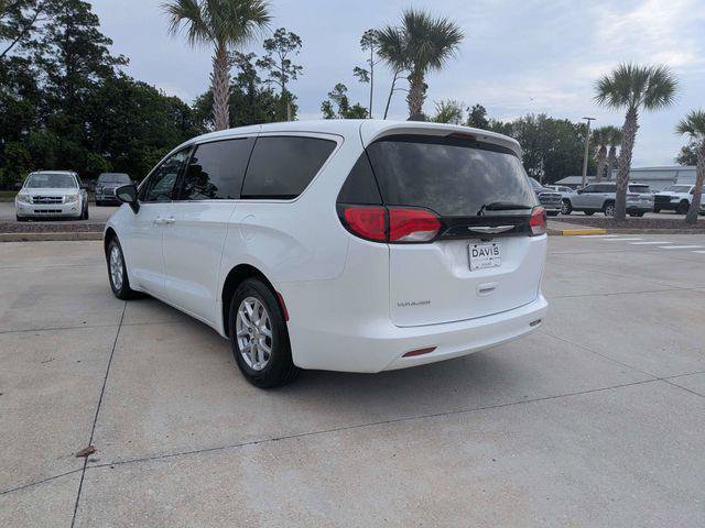 Certified 2022 Chrysler Voyager LX FWD image 5