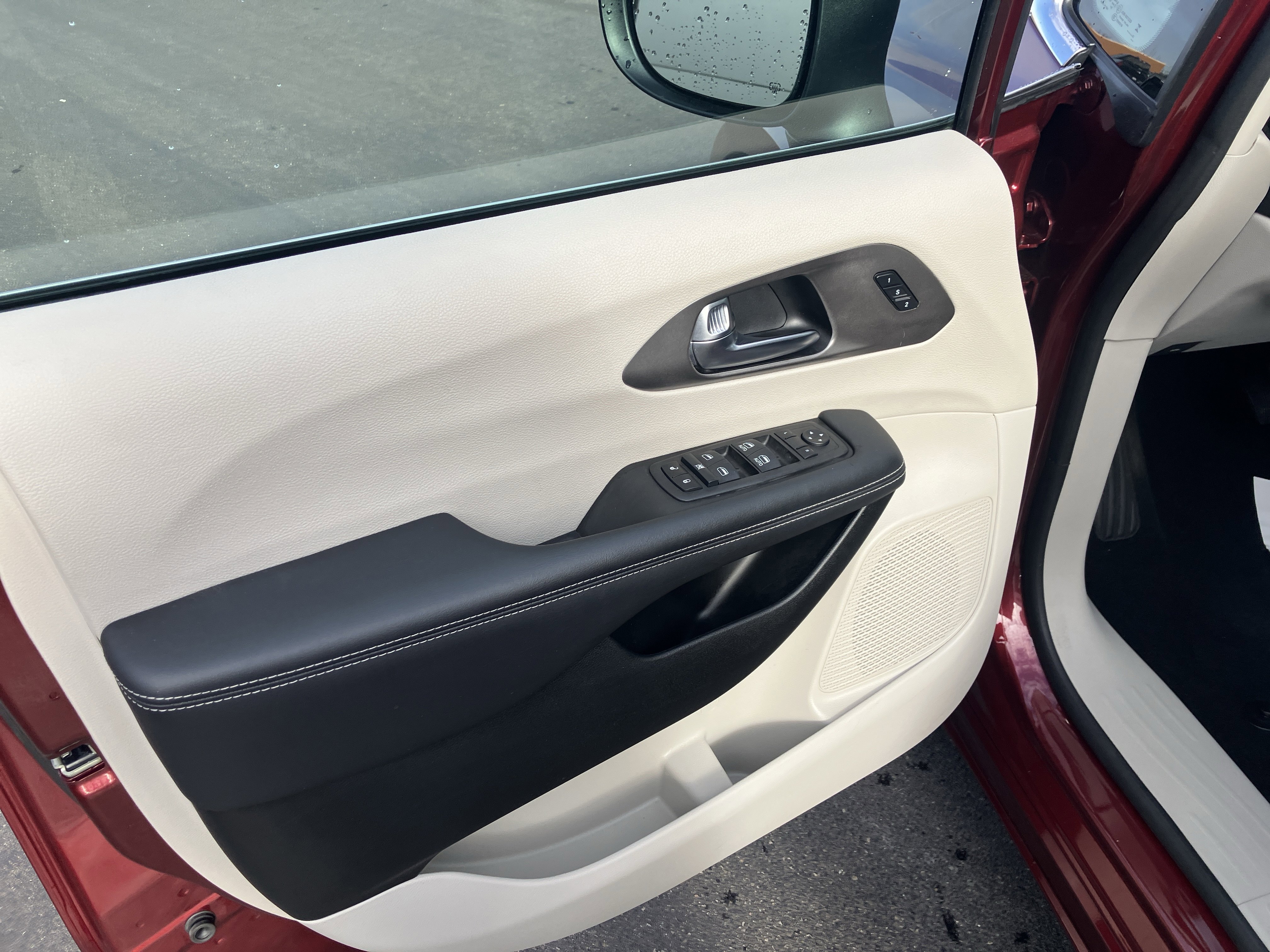 Used 2023 Chrysler Pacifica Touring-L image 21