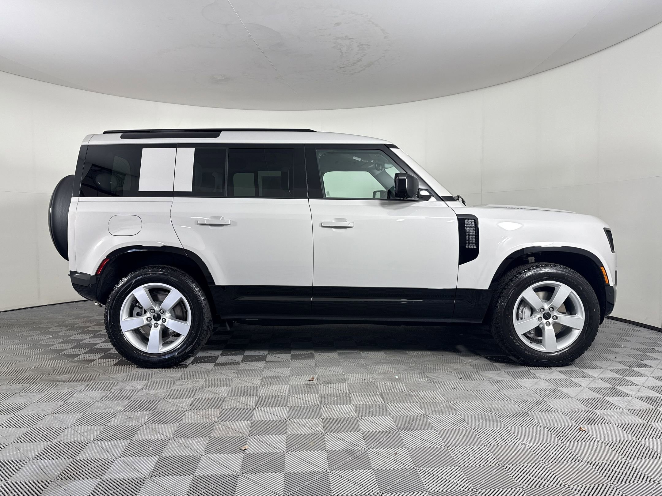 New 2026 Land Rover Defender 110 X-Dynamic SE AWD/4WD image 8