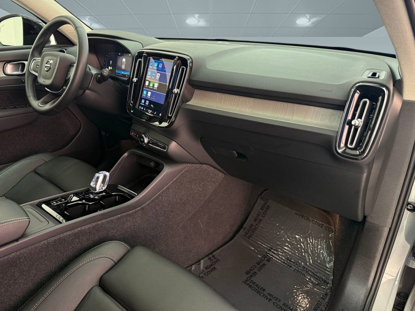 Used 2024 Volvo XC40 B5 Plus image 21