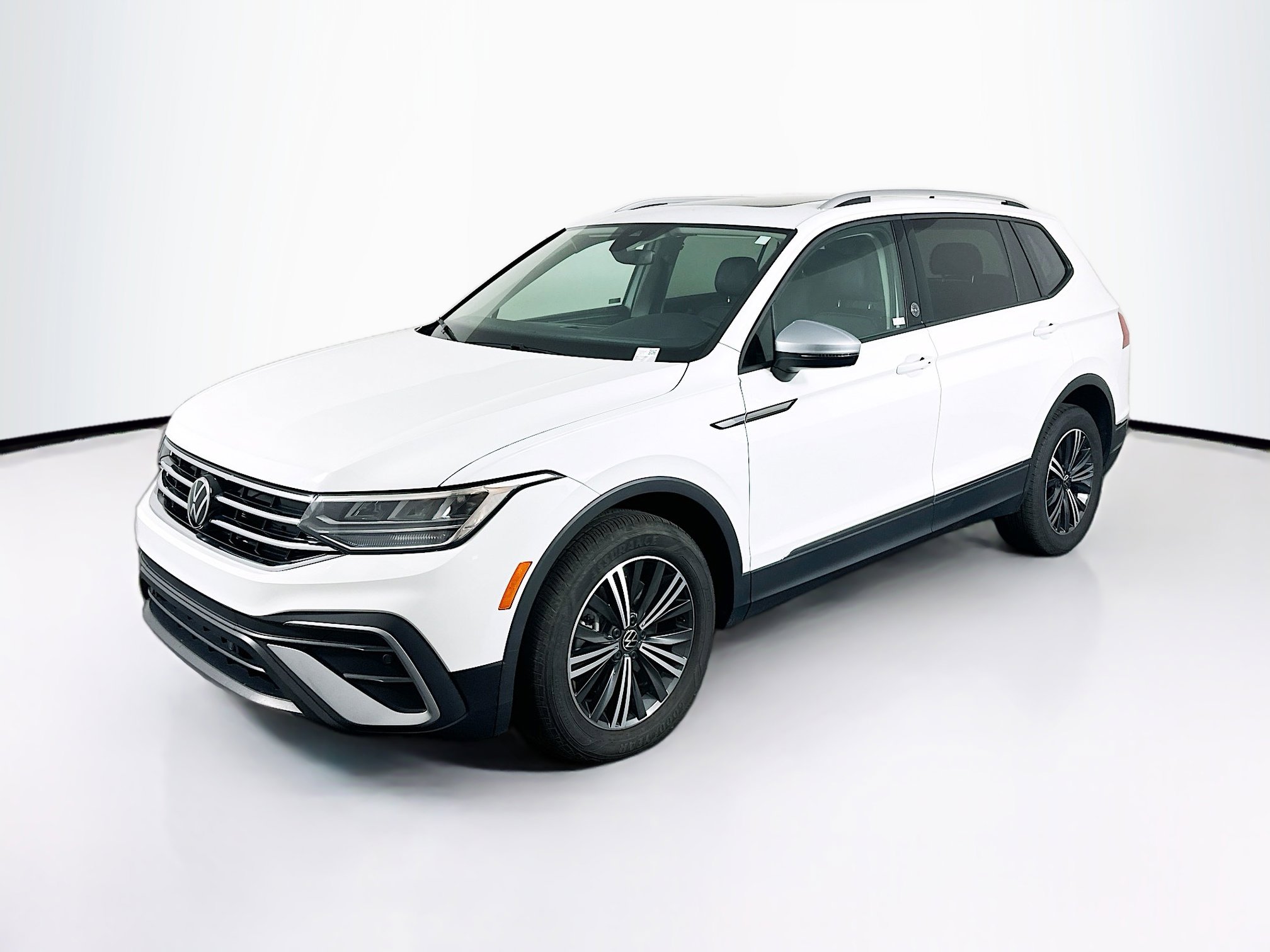 Used 2024 Volkswagen Tiguan Wolfsburg Edition image 3