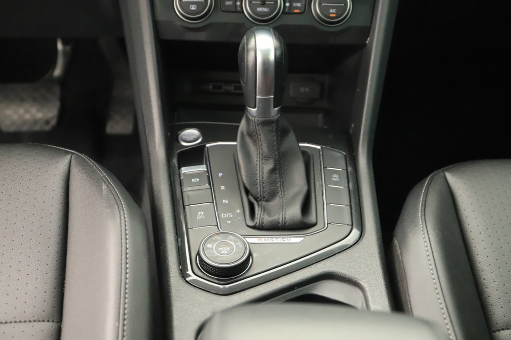 Used 2018 Volkswagen Tiguan SE w/ Panoramic Sunroof Package AWD/4WD image 21