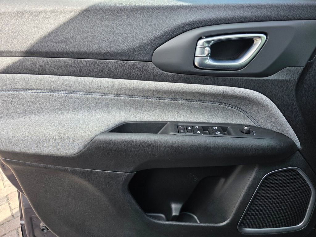 Used 2024 Jeep Compass Sport image 27