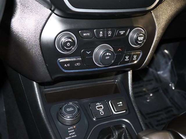 Used 2019 Jeep Cherokee Latitude Plus w/ Cold Weather Group AWD/4WD image 19