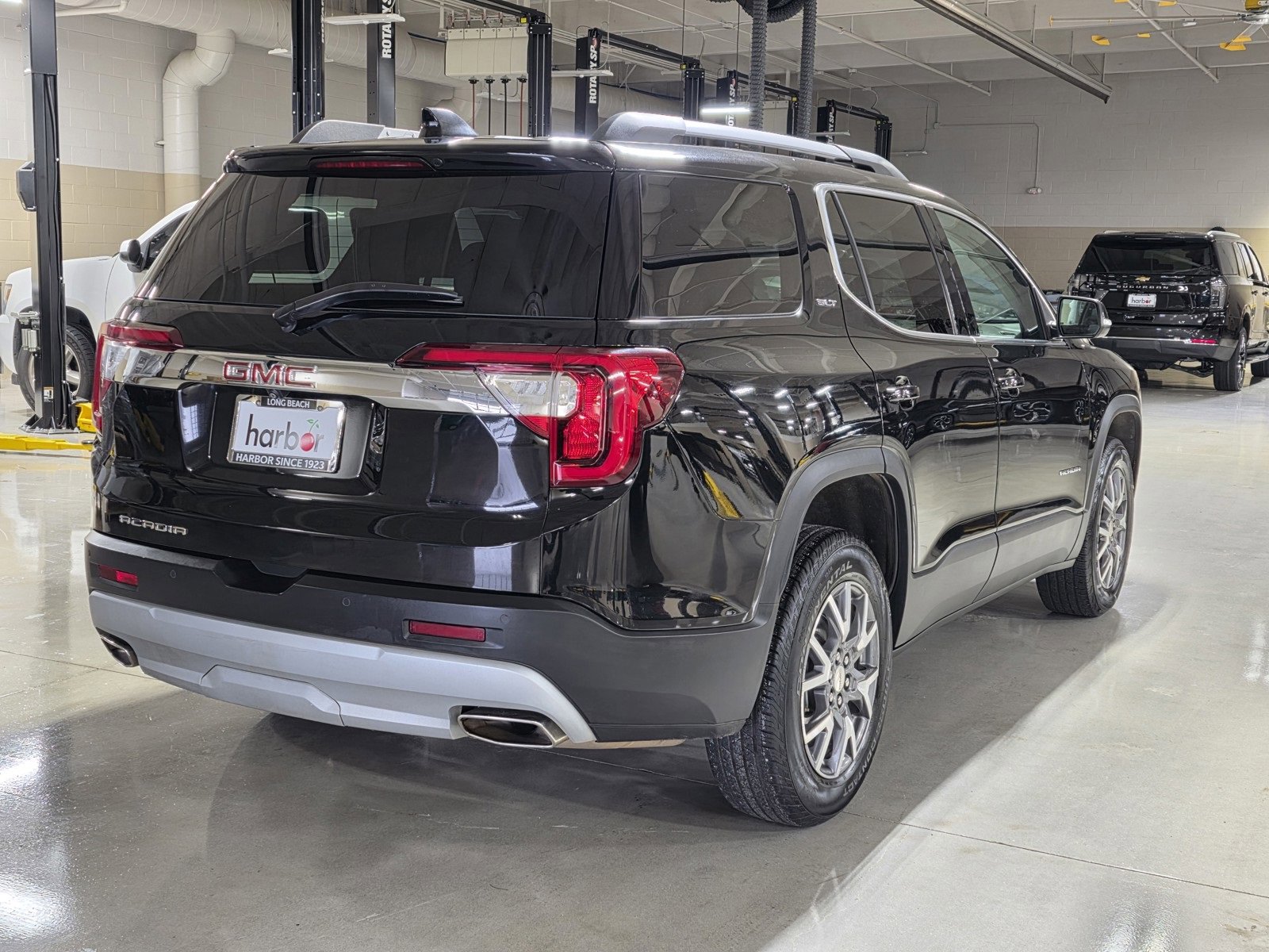 Used 2023 GMC Acadia SLT image 7