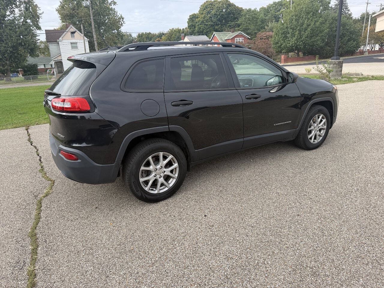 Used 2016 Jeep Cherokee Sport AWD/4WD image 4