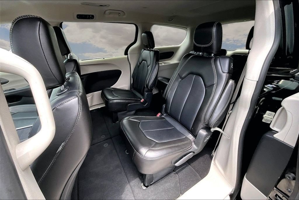 Used 2024 Chrysler Pacifica Touring-L FWD image 22