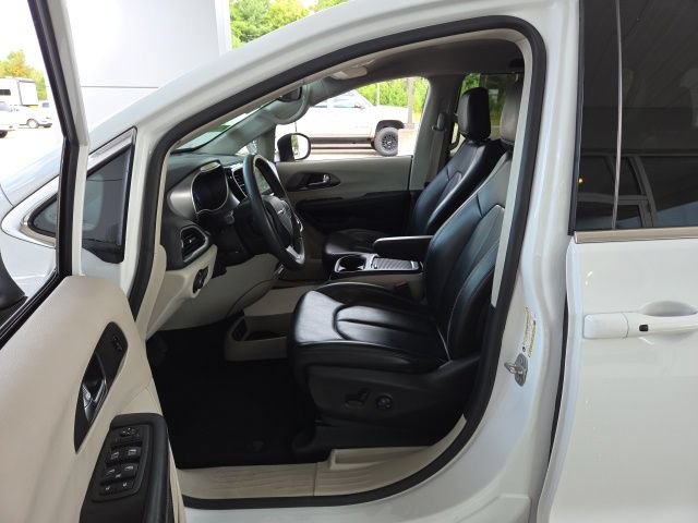 Used 2023 Chrysler Pacifica Touring-L FWD image 17