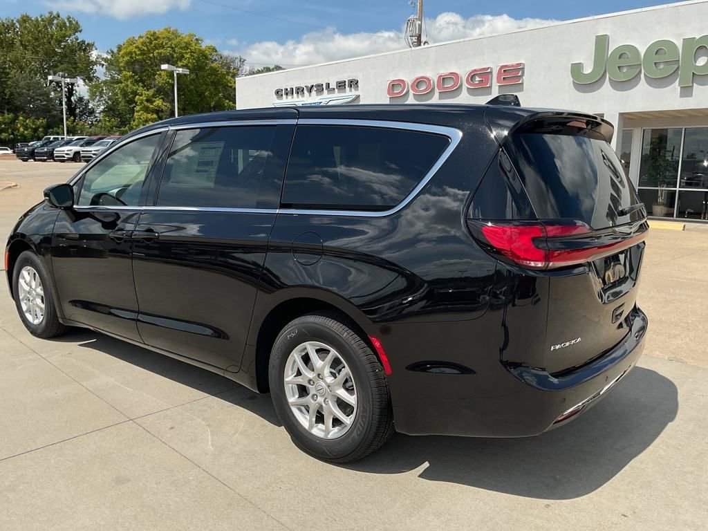 New 2026 Chrysler Pacifica Select image 4