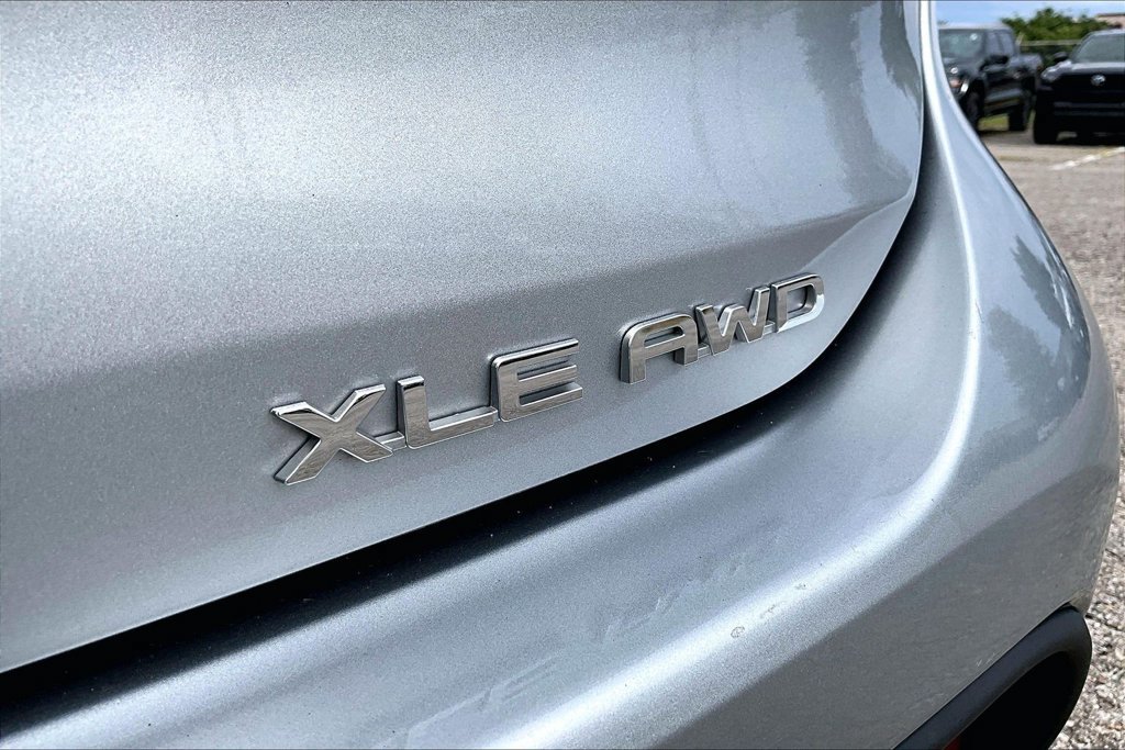 Used 2025 Toyota Highlander XLE AWD/4WD image 8