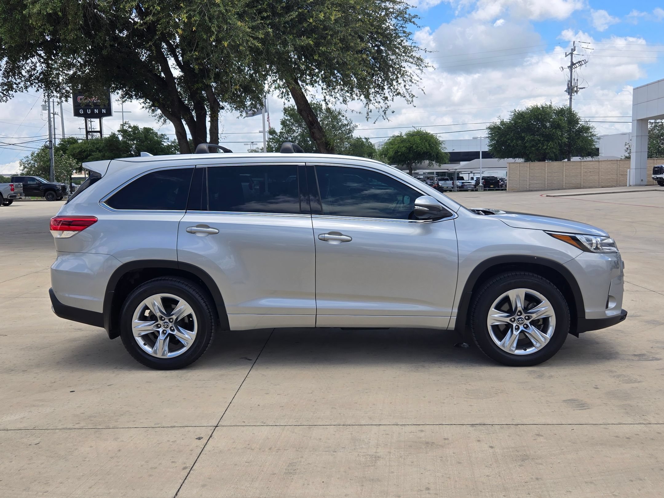 Used 2018 Toyota Highlander Limited w/ Carpet Mat Package (TMS) AWD/4WD image 8