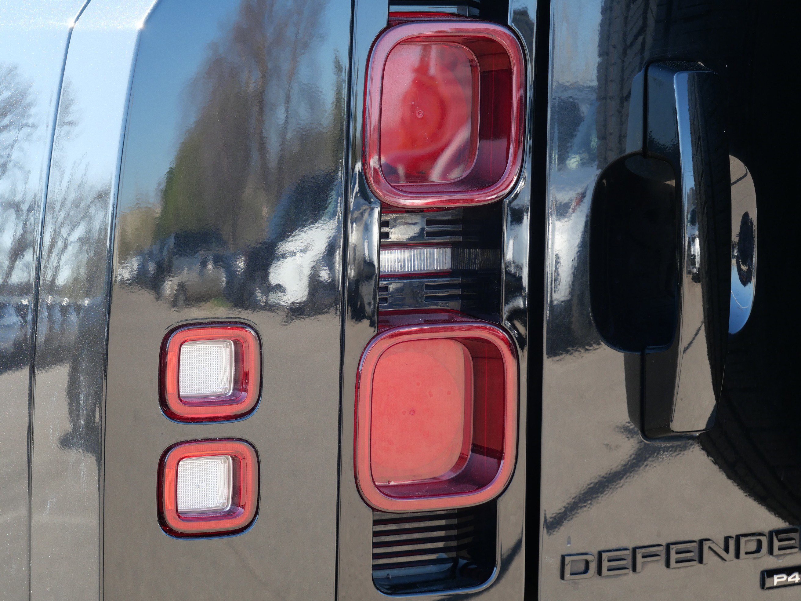 Used 2022 Land Rover Defender 110 X-Dynamic SE AWD/4WD image 9