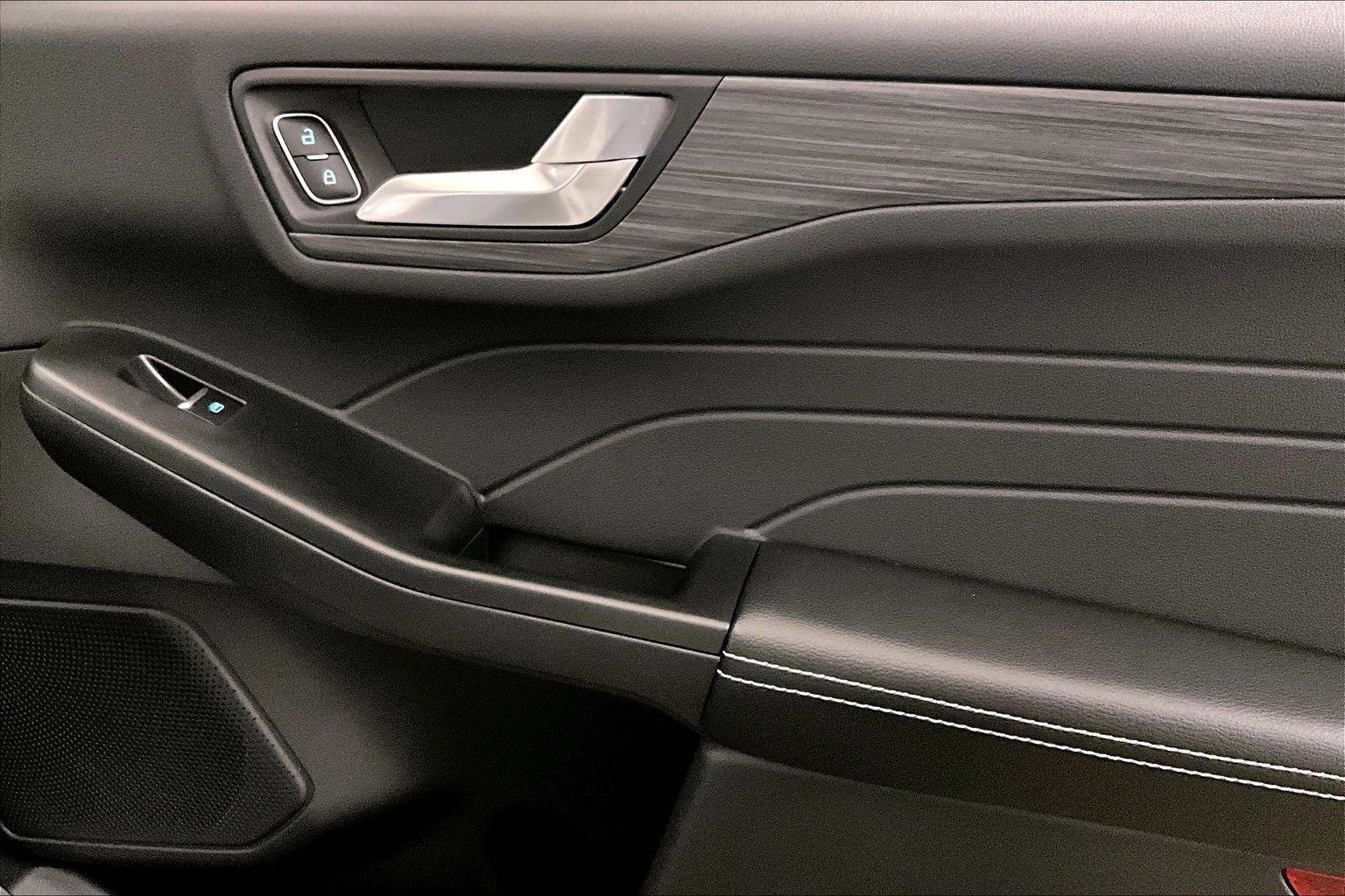 Used 2025 Ford Escape SE w/ PHEV Premium Package image 23