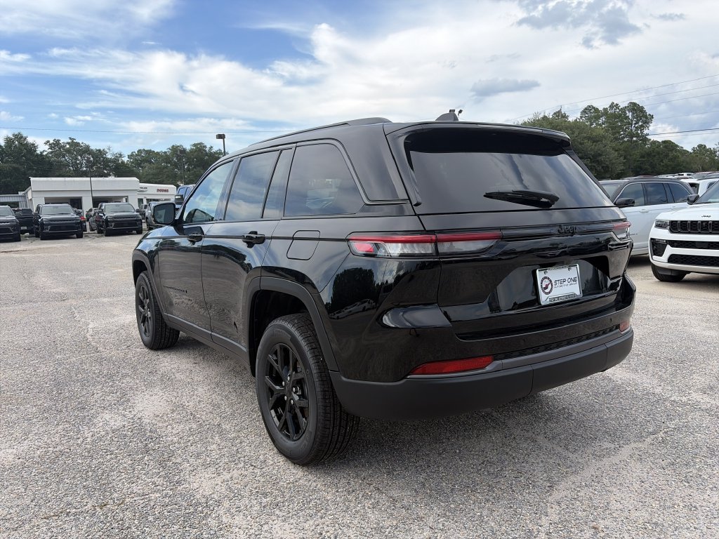 New 2026 Jeep Grand Cherokee Altitude RWD image 4