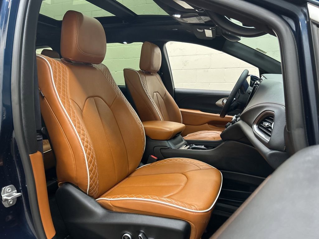 Used 2024 Chrysler Pacifica Pinnacle w/ Trailer Tow Group AWD/4WD image 14