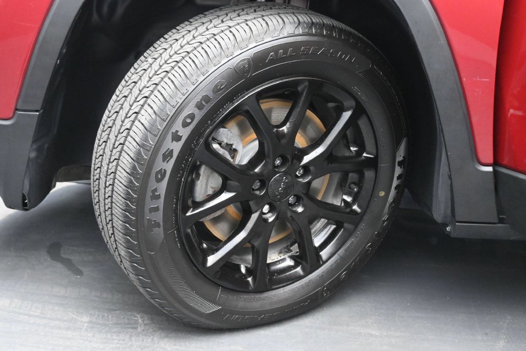 Used 2017 Jeep Cherokee Sport FWD image 16