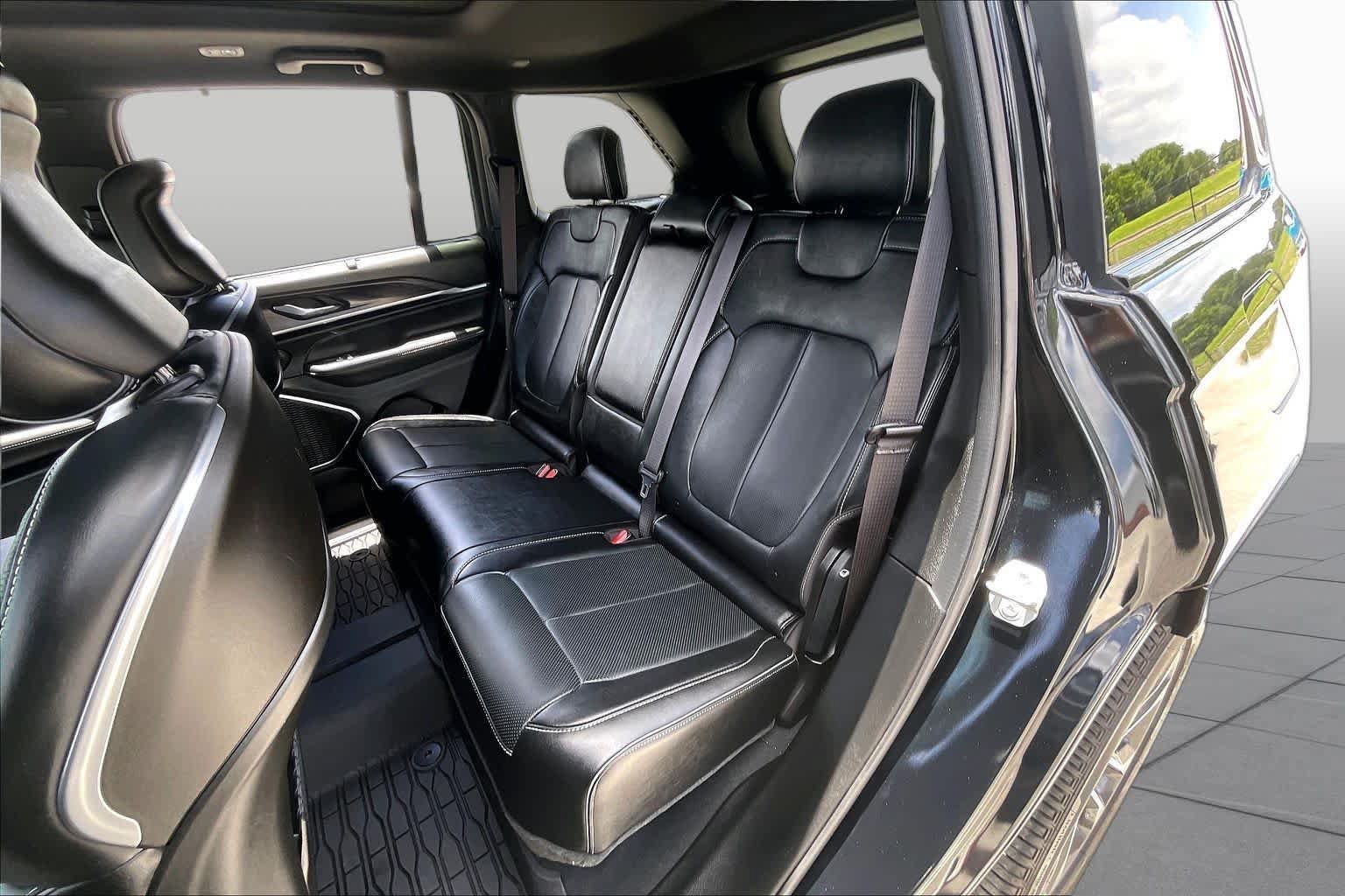 Used 2024 Jeep Grand Cherokee Overland w/ Luxury Tech Group IV AWD/4WD image 19