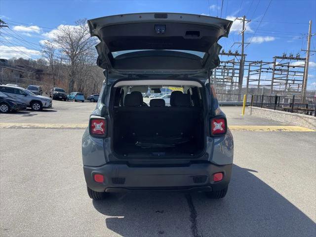 Used 2017 Jeep Renegade Latitude w/ Safety & Security Group (ALP) AWD/4WD image 13
