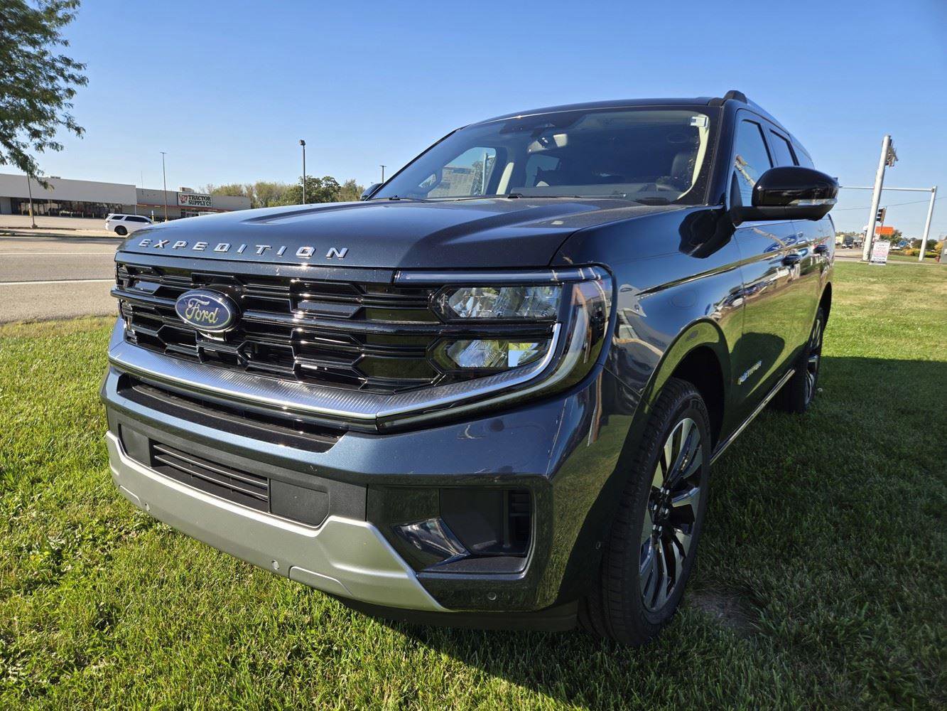 New 2025 Ford Expedition Platinum image 2