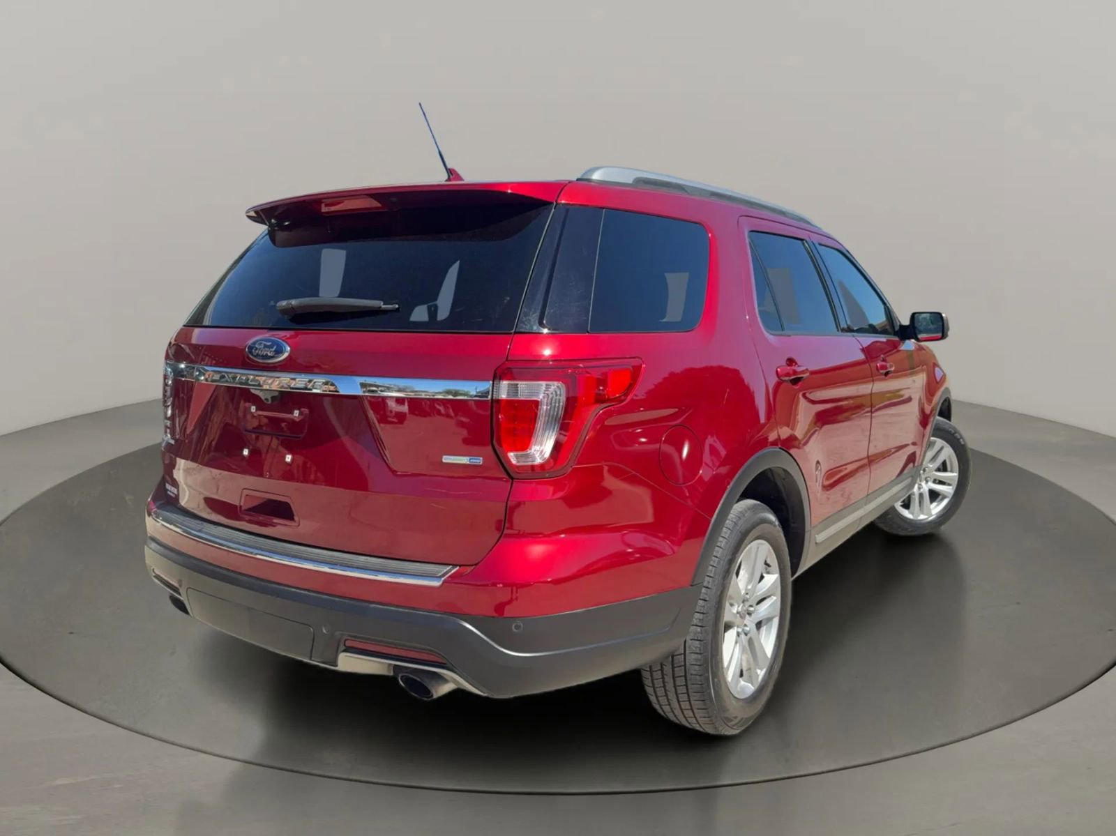 Used 2018 Ford Explorer XLT w/ Equipment Group 201A image 5