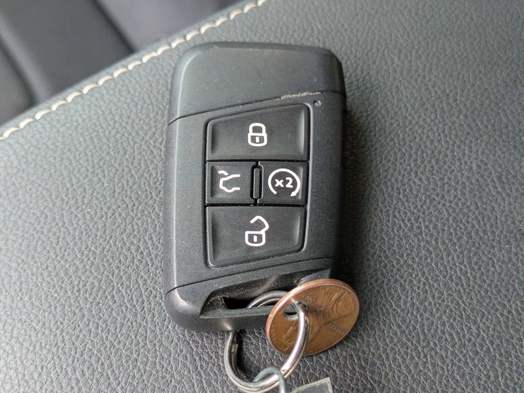 Certified 2023 Volkswagen Tiguan SEL R-Line image 48