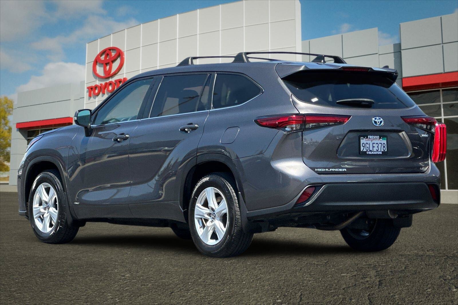 Used 2023 Toyota Highlander LE AWD/4WD image 5
