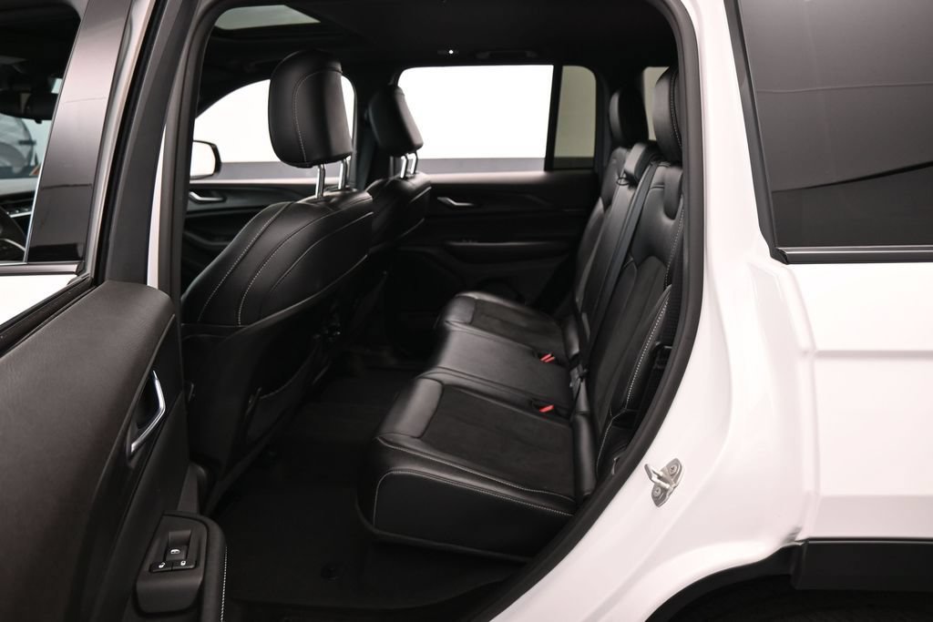 Used 2024 Jeep Grand Cherokee Altitude RWD image 30