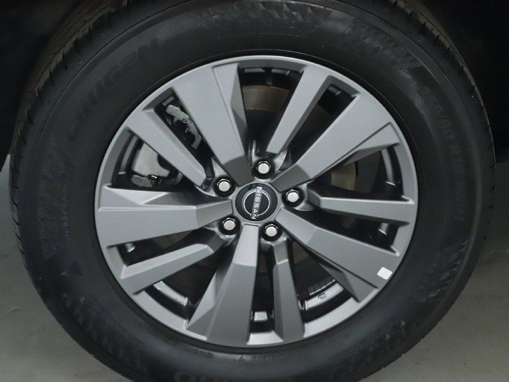 Used 2025 Nissan Pathfinder SV image 13