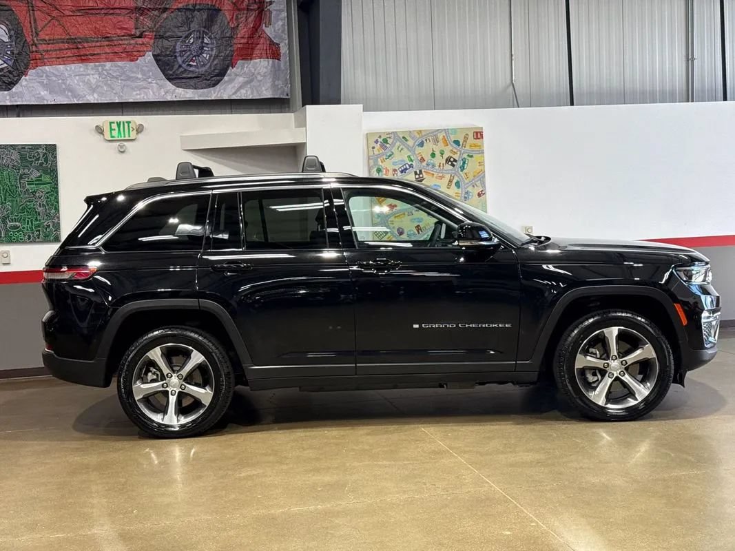 Used 2023 Jeep Grand Cherokee 4WD 4xe image 38