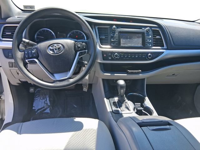 Used 2019 Toyota Highlander LE w/ Carpet Mat Package (TMS) AWD/4WD image 12